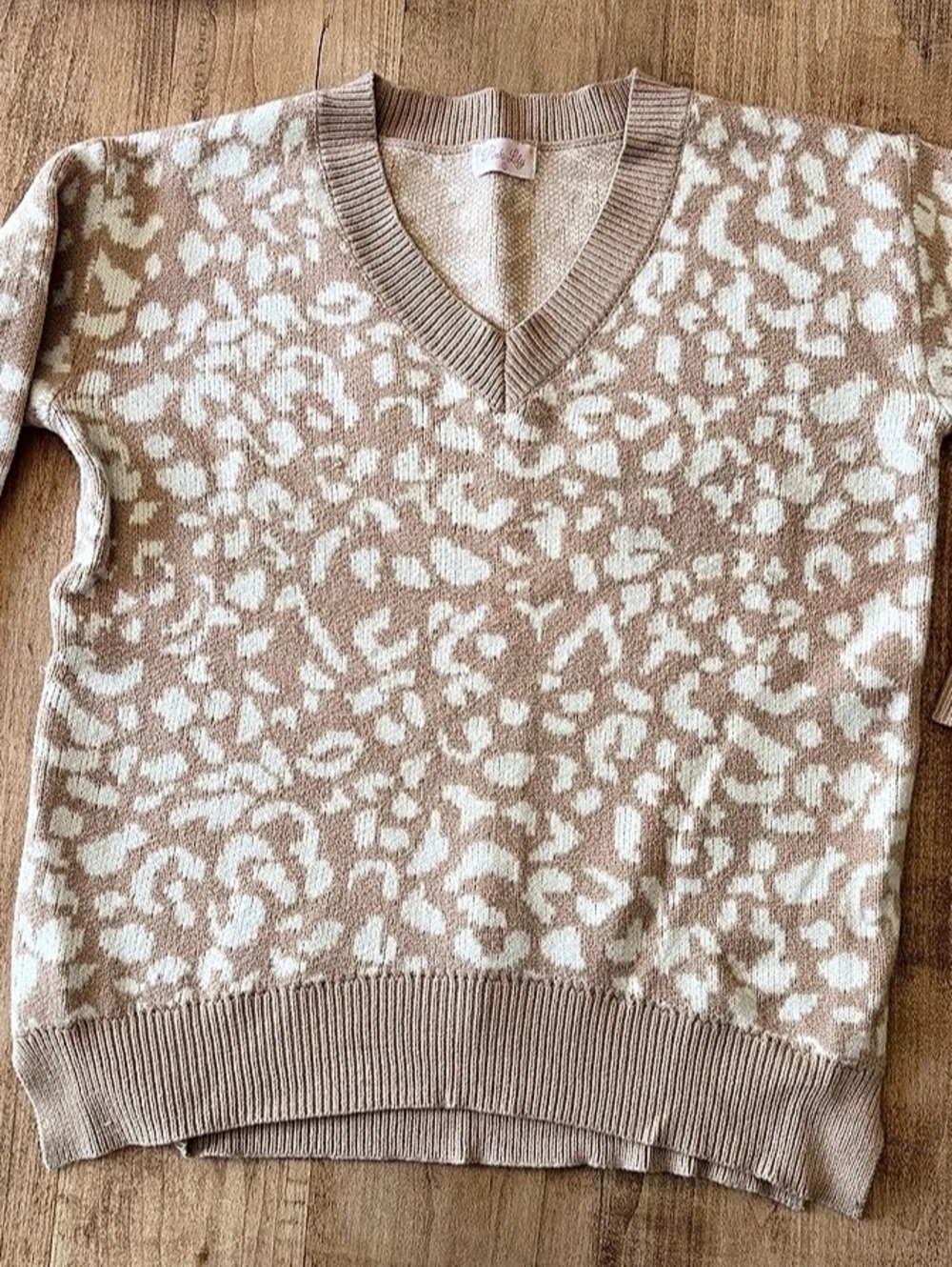 Pink Lily Animal Print V-Neck Sweater in Brown & White Size Small